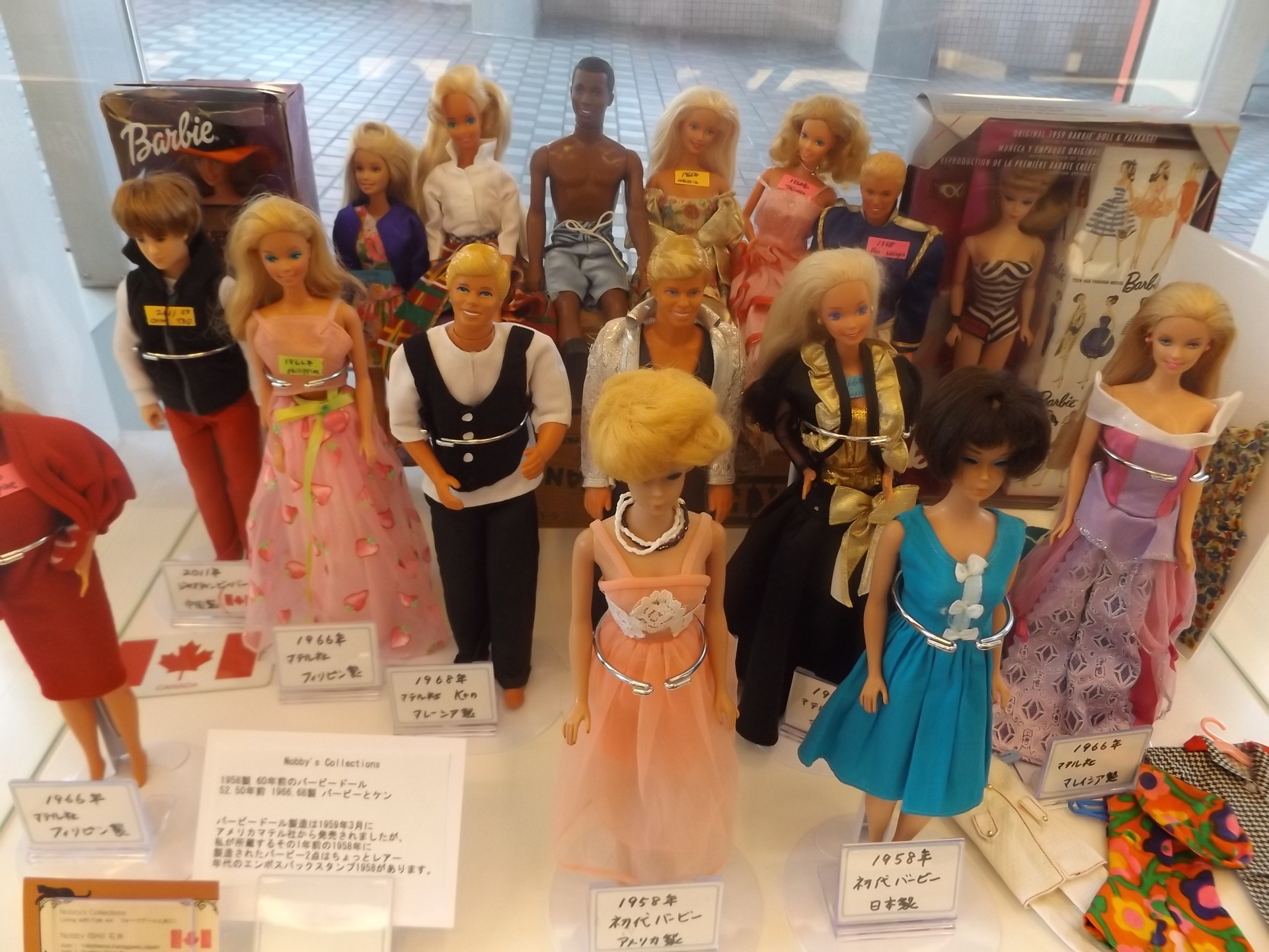 初代1958年製 バービードールを展示しました。The original 1958 Barbie doll was exhibited.  我が家は北米(カナダ,アメリカ)・メキシコ民芸フォークアートミュージアム＆日本民芸